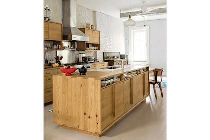 Amplitud y vida moderna para esta cocina con una gran isla en madera clara (foto:aros.tumblr.com).