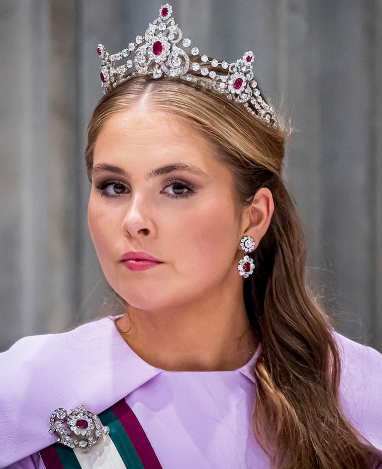 Dos princesas herederas: Elisabeth de Bélgica usó la tiara Vestey y Amalia de Países Bajos eligió el set de tiara, pendientes y broche Mellerio de rubíes