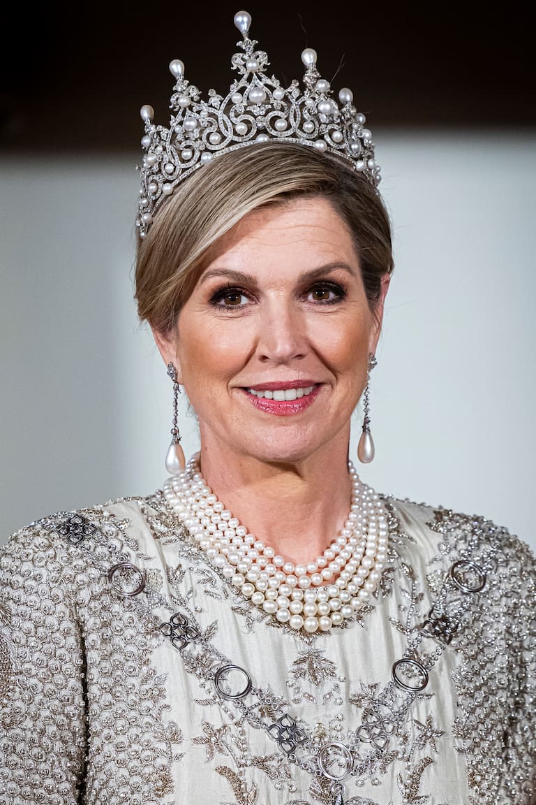 Máxima en tres versiones impactantes: con el parure Dutch Sapphire de tiara, pendientes y broche, la tiara antigua de perlas y la tiara Wurtemberg