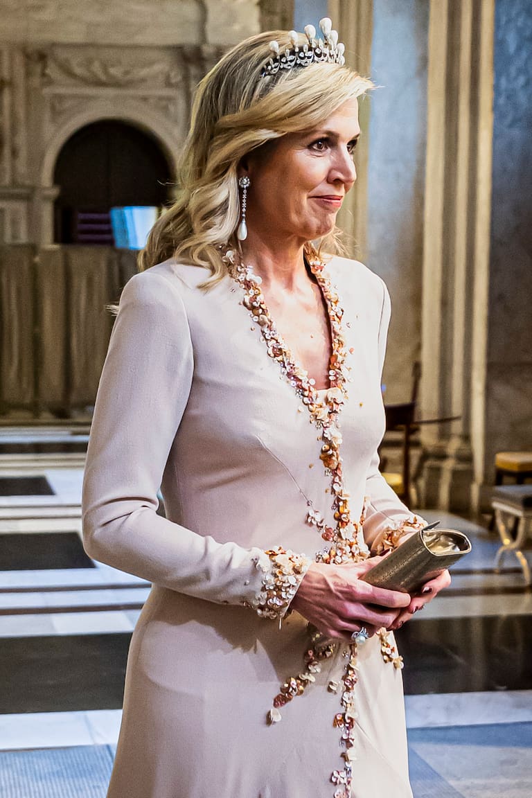 Máxima en tres versiones impactantes: con el parure Dutch Sapphire de tiara, pendientes y broche, la tiara antigua de perlas y la tiara Wurtemberg