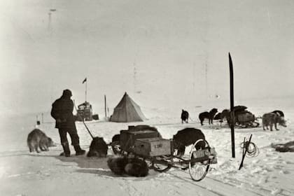 Amundsen comenzó una carrear con la Expedición Antártica Británica liderada por el comandante Scott, para llegar primero al Polo Sur