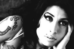 A siete años de su muerte, "Valerie" cada vez le pertenece más a Amy Winehouse