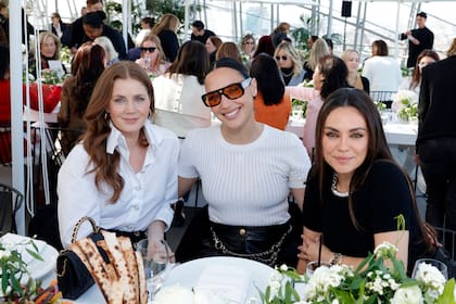 Amy Adams, Gal Gadot y Mila Kunis en el almuerzo organizado por la Academia de Artes y Ciencias Cinematográficas junto a Chanel. El menú incluyó ensalada de langosta y tarta tatin