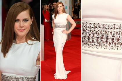 Amy Adams optó por la sencillez del blanco con un diseño en crepé con incrustaciones de pedrería en la cintura, de Lanvin