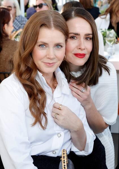 Amy Adams y Sarah Paulson, coordinadas con sus looks Chanel en blanco y negro
