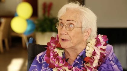 En silla de ruedas y con dificultades auditivas, Cratón presenció cada una de las clases desde su casa de Hawaii