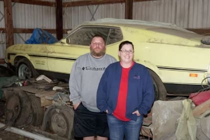 Amy, la hija del dueño original, junto a su esposo y el preciado Mustang Boss 351