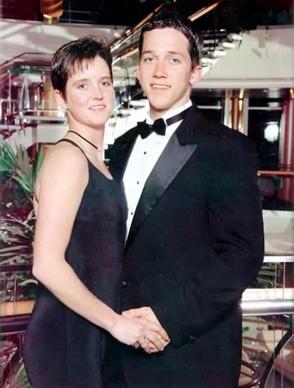 Amy Lynn Bradley y su hermano Brad en la noche formal del "Rhapsody of the Seas"