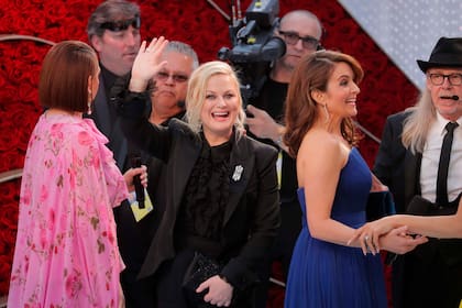 Las amigas y comediantes Amy Poehler y Tina Fey, muy contentas de participar en la alfombra roja junto a Maya Rudolph (de rosa)