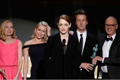 Amy Ryan, Naomi Watts, Edward Norton, Michael Keaton y al micrófono, Emma Stone, recibiendo el premio por mejor elenco por Birdman