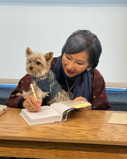 Amy Tan con Bobo, su Yorkshire terrier de 13 años