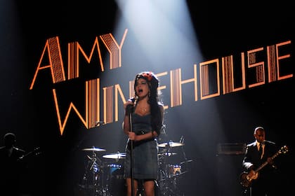 Amy Winehouse canta en 2007 en los MTV Europe Awards en Munich, Alemania (Photo by Kevin Mazur/WireImage) 