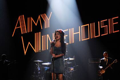 Amy Winehouse canta en 2007 en los MTV Europe Awards en Munich, Alemania (Photo by Kevin Mazur/WireImage)