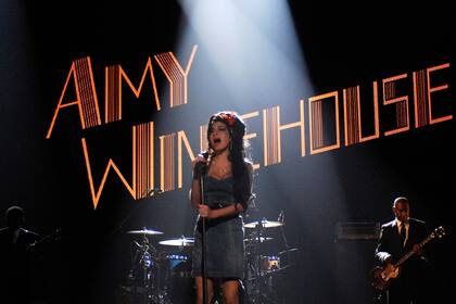 Amy Winehouse canta en 2007 en los MTV Europe Awards en Munich, Alemania (Photo by Kevin Mazur/WireImage) 