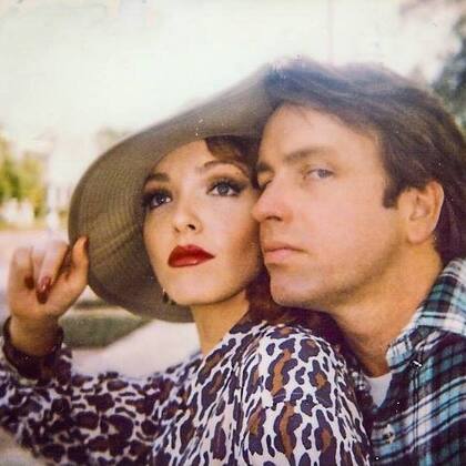 Amy Yasbeck junto a John Ritter (Foto: Instagram/@yasbeckamy)