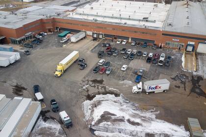 Ziman dijo que los agentes llegaron menos de cuatro minutos después de recibir los reportes del tiroteo; la planta tiene 2.700 metros cuadrados y ocupa una manzana