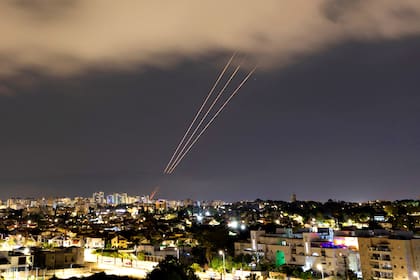 Un sistema antimisiles opera despuÃ©s de que IrÃ¡n lanzÃ³ drones y misiles hacia Israel, visto desde Ashkelon, Israel, el 14 de abril de 2024