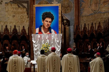 La imagen de Carlo Acutis durante la ceremonia de beatificación
