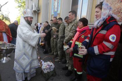 An Ukrainian priest blesses believers with baskets of Easter cakes and painted eggs, during Orthodox Easter , amid Russian invasion in Ukraine, at the Cathedral of the Nativity of Christ of the Orthodox Church of Ukraine in Odesa, Ukraine 24 April, 2022. Orthodox Christians celebrate Easter on April 24th.  (Photo by STR/NurPhoto via Getty Images)