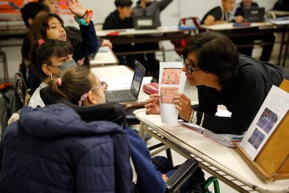 Ana Barroso es una de las docentes de apoyo a la inclusión que acompaña a primer año del turno mañana del colegio Tomás Mason