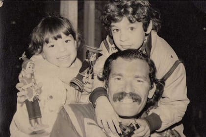 Ana con su papá y su hermano