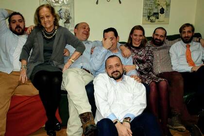 Ana con sus siete hijos, uno de ellos vive en Argentina.