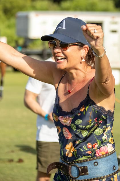 Ana Coralia, la mujer del salvadoreño Alejandro Poma (patrón del equipo), corre a saludar a su marido, que fue el MVP (el jugador más destacado) del partido.