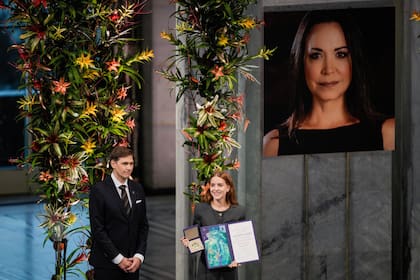 Ana Corina Sosa, la hija de la líder opositora venezolana María Corina Machado, acepta el Premio Nobel de la Paz en nombre de su madre en Oslo, el 10 de diciembre del 2025.
