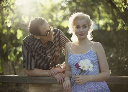 Ana de Armas como Marilyn Monroe en "Blonde" junto a Adrien Brody, que encarna al escritor Arthur Miller, que fue pareja de la estrella