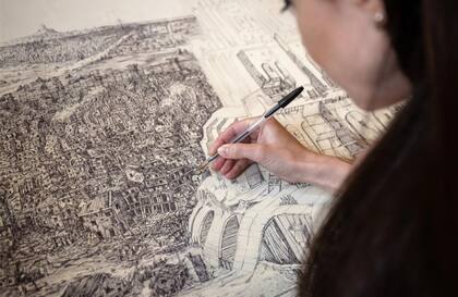 Ana dibuja con una Bic