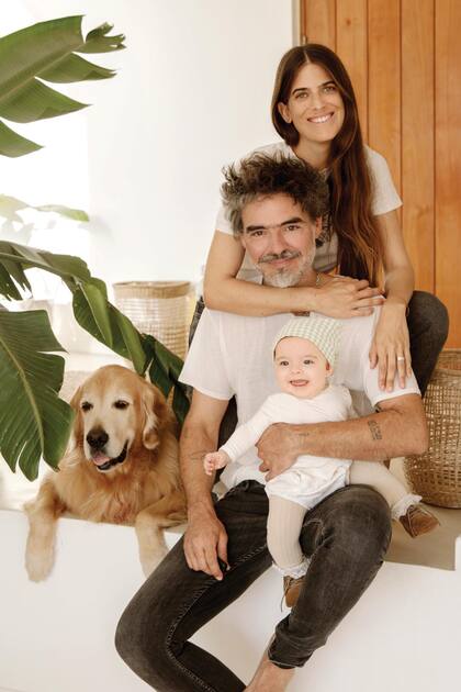 Ana dio a luz a su hija una semana antes de la fecha probable de parto. Después de un embarazo tranquilo, se le desprendió la placenta y tuvo que ir de urgencia a la clínica. Los cuatro reciben a ¡HOLA! en el hall de la casa a la que se mudaron hace un mes.