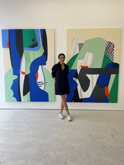 Ana Elena Garuz con dos de sus obras exhibidas en la galería DiabloRosso