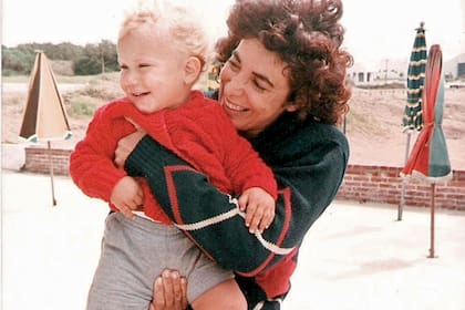 Ana en brazos de su madre, Mirta.
