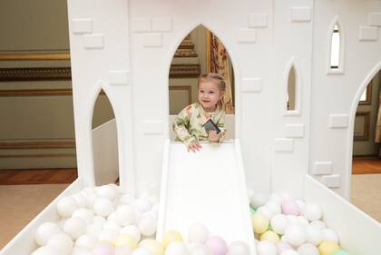 Ana en el pelotero, con forma de castillo y tobogán