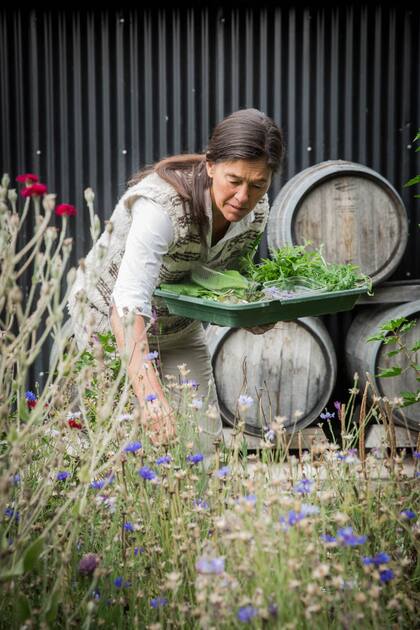 Mariana recoge unas flores del jardín.