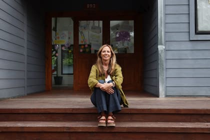 Ana en la entrada del jardín de infantes que soñó con Manuel