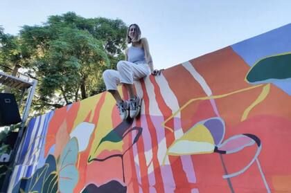 Ana, en uno de sus murales en La Pampa.