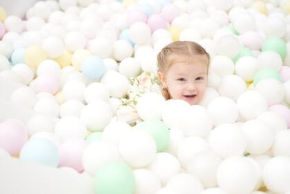 Ana García Moritán -que nació el 22 de julio de 2021- en el pelotero que armaron dentro de La Mansión