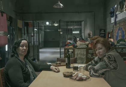 Ana Garibaldi y Cecilia Rossetto en una de las escenas de En el barro, la serie de Netflix