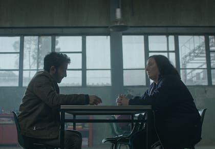 Ana Garibaldi y Juan Minujín, en una escena de En el Barro 2