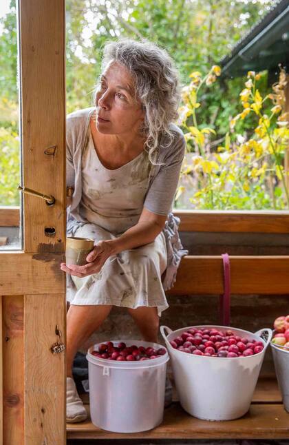 Ana Goñi luego de la cosecha de frutas en La Paciencia.