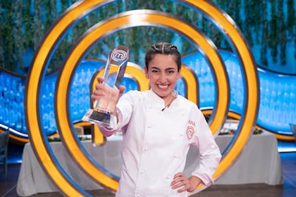 Ana Iglesias, con su trofeo de ganadora del concurso
