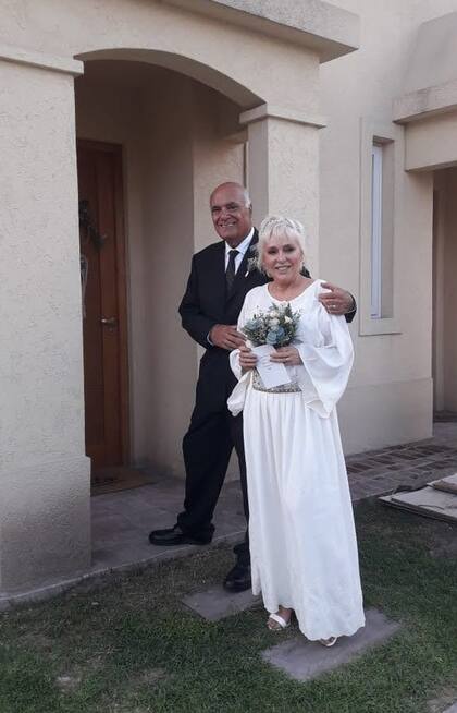 Ana Inés y Guillermo se casaron en plena pandemia en la capilla del barrio cerrado de Pilar donde viven.