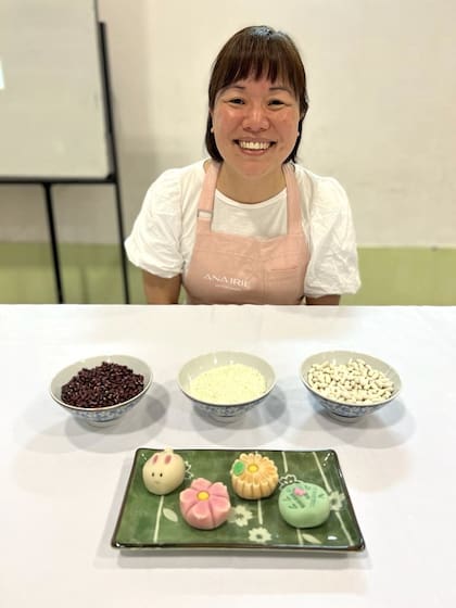 Ana Irie prepara Nerikiri (cubierta de shiroan -pasta dulce de porotos blancos- con gyuhi –mochi- relleno con koshian -pasta dulce de porotos azuki-); Mizuyokan (gelatina de koshian con agar agar); Manju -masita cocida al vapor rellena con koshian (pasta dulce de poroto azuki); Senbei de sésamo (galleta crocante con sésamo); Ichigo daifuku (mochi relleno con koshian y frutilla); Dorayaki de matcha (pancake japonés relleno con crema pastelera saborizada con matcha); Kingyokukan (gelatina dulce de kanten y agar) saborizada con shiroan).