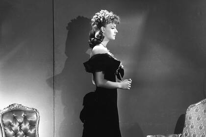 Hay narraciones indestructibles, que ya hicieron un largo camino en la literatura: a ningún contemporáneo de Greta Garbo se le hubiera ocurrido que su Ana Karenina (1935) pudiera postergar la lectura del clásico de Tolstoi