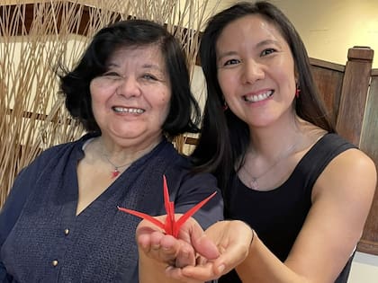 Ana Kazuko Maeshiro es profesora de origami y su hija, Paula Nerome, su mejor alumna. Juntas crearon un proyecto de joyería que rescata la tradicional técnica del plegado de papel.