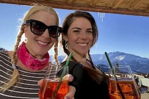 Ana Knezevich, de nacionalidad estadounidense y de origen colombiano (derecha), junto a su amiga Sanna Rameau (izquierda), que denunció su desaparición