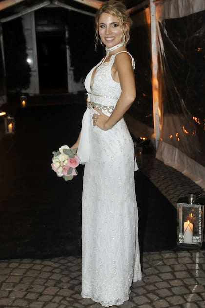 Ana Laura mostrando el hermoso diseño de Benito Fernández