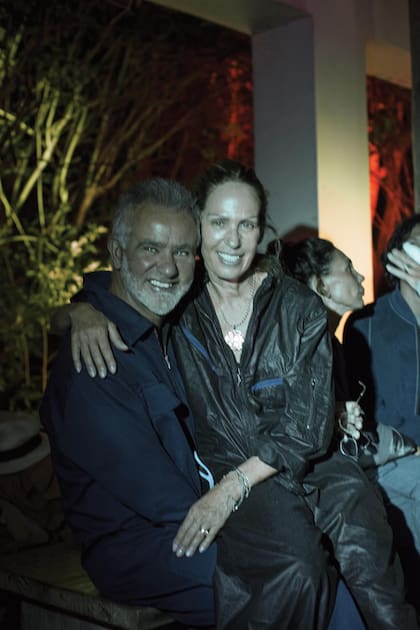 Ana Luisa Behrens, (la hija de Carolina Herrera) y su marido, Enrique Bruchou, también apostaron al jumpsuit.