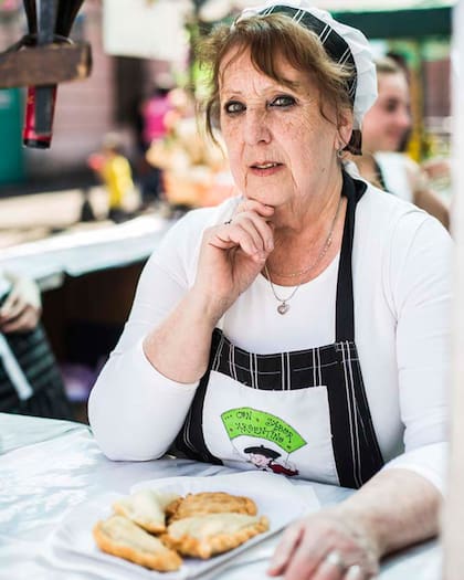 Ana María (67) Profesión: Alta costura durante la semana. Vende comidas regionales en la feria. Lo que más disfruta del folclore argentino: “Que se siga transmitiendo en ferias”.